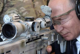 Poutine montre ses talents de tireur avec un nouveau fusil Kalachnikov