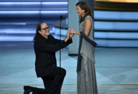 Vainqueur des Emmy Award, il en profite pour demander sa compagne en mariage - VIDEO