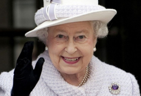 La reine Elizabeth utilise un faux bras ganté pour saluer depuis sa voiture