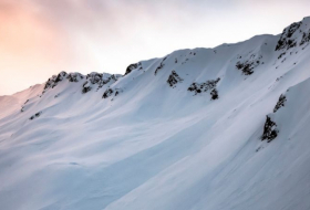 Une avalanche fait un mort et deux blessés en Suisse
