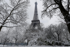  France:   La Tour Eiffel fermée à cause de la neige