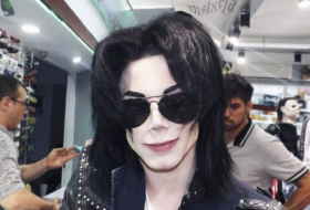 À 22 ans, il dépense 30 000 dollars pour deve­nir le sosie de Michael Jack­son