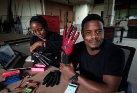 Ce Kenyan de 25 ans a inventé des gants qui convertissent la langue des signes en audio