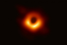 Des astronomes révèlent la première image d'un trou noir
