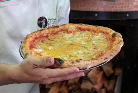 Australie: il bat un record avec une pizza 154 fromages