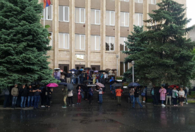   Arménie:  blocage des tribunaux à l'appel du premier ministre 