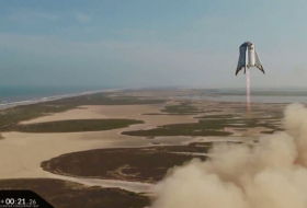     SpaceX:   le Starhopper réussit un dernier vol d'essai spectaculaire  