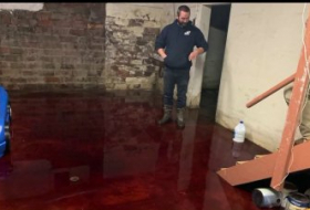 Une maison inondée de sang oblige ses propriétaires à la quitter