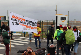   «Black Friday»:   des militants écologistes ont bloqué un entrepôt d'Amazon près de Paris