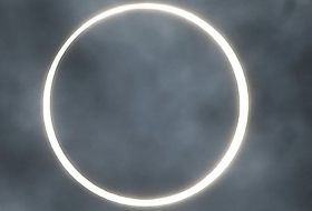 Les astronomes amateurs admirent une éclipse 
