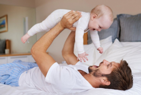 Le contact physique entre un bébé et son papa est aussi important que celui avec la maman