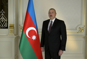   Le président Ilham Aliyev félicite le commandant Hikmet Hassanov  