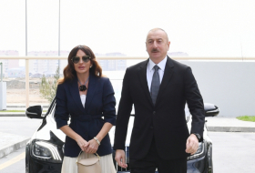 Le président azerbaïdjanais et la première dame visitent l'Allée des Martyrs