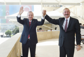     Bakou:   Ilham Aliyev et Erdogan assistent au défilé militaire consacré à la glorieuse victoire de l'Azerbaïdjan  