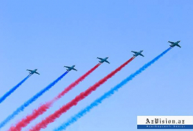   Les avions militaires ont créé le reflet du drapeau azerbaïdjanais dans le ciel  