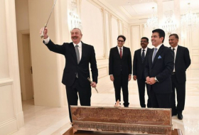  Le Directeur général de l'ICESCO présente un cadeau souvenir à Ilham Aliyev -  PHOTO  