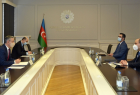  Le ministre azerbaïdjanais de l'Éducation tient une rencontre avec l'ambassadeur d'Ouzbékistan  