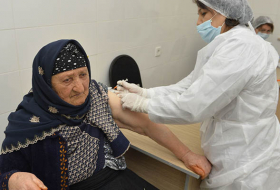   Une Azerbaïdjanaise de 100 ans a été vaccinée contre le coronavirus  