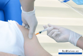  Des employés du ministère azerbaïdjanais des Situations d'urgence se font vacciner contre le Covid-19 