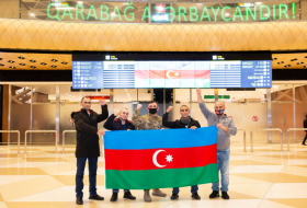  Quatre vétérans azerbaïdjanais, envoyés en Turquie pour y être soignés, sont rentrés au pays -  PHOTOS  
