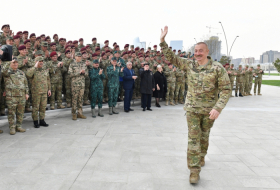  Le président Ilham Aliyev rencontre les militaires décorés -  PHOTOS  