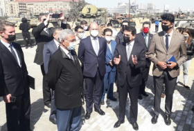  Des représentants des principaux groupes de réflexion visitent le Parc des butins de guerre à Bakou 