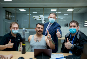  Des vétérans azerbaidjanais amputés de membres supérieurs reçoivent des prothèses de haute technologie 