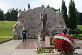  Des ambassadeurs et attachés militaires en Azerbaïdjan ont visité la tombe du leader national Heydar Aliyev 