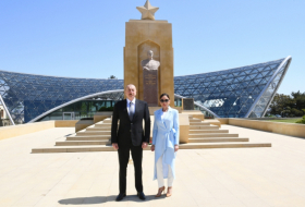  Le président Ilham Aliyev et Mehriban Aliyeva ont visité la tombe d'Hazi Aslanov 