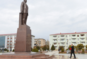   Nakhitchevan:  Ilham Aliyev visite le monument d'Heydar Aliyev 