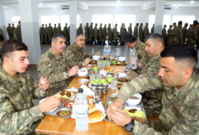  Zakir Hassanov visite une unité militaire stationnée dans les territoires libérés -  Photos  