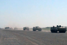  Les unités de roquettes et d'artillerie se déplacent vers les zones d'exercice