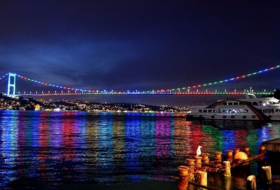  Le drapeau azerbaïdjanais projeté sur des ponts d'Istanbul 
