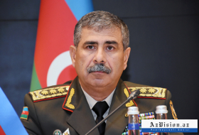   Le ministre azerbaïdjanais de la Défense entend les rapports sur l'avancement des exercices  
