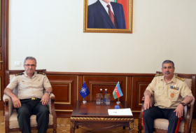   Le ministre azerbaïdjanais de la Défense rencontre un chef d'état-major du Commandement terrestre allié de l'OTAN  