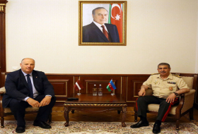   Le ministre azerbaïdjanais de la Défense rencontre un membre de la délégation lettone auprès de l'AP-OTAN  