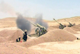  Des unités d'artillerie de l'armée azerbaïdjanaise mènent des exercices de tir réel - VIDEO 