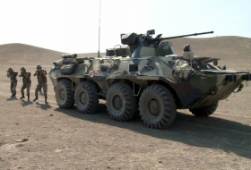  Les équipages des véhicules blindés de l'armée azerbaïdjanaise améliorent leurs compétences de combat - VIDEO