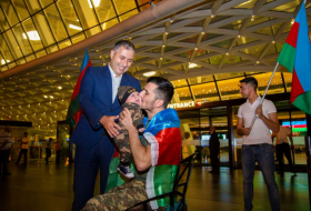   YAŞAT: un groupe de militaires azerbaïdjanais rentre chez lui après avoir été soigné en Turquie  