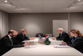 Djeyhoun Baïramov s'entretient avec le ministre des Affaires étrangères des Pays-Bas