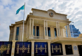   Le drapeau en berne à l'ambassade du Kazakhstan en Azerbaïdjan  