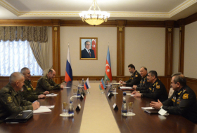  Le ministre azerbaïdjanais de la Défense reçoit le nouveau commandant des soldats de la paix russes 