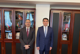 Hikmet Hadjiyev rencontre avec l'ambassadeur du Pakistan en Azerbaïdjan