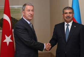 Le ministre azerbaïdjanais de la Défense s'entretient au téléphone avec son homologue turc