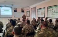  Le chef d'état-major de l'armée azerbaïdjanaise surveille le déroulement des sessions à l'armée de l'air  