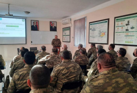   Le chef d'état-major de l'armée azerbaïdjanaise surveille le déroulement des sessions à l'armée de l'air  