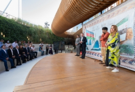 La présentation du tapis « Dostloug » au pavillon azerbaïdjanais à l’Expo 2020 de Dubaï