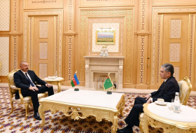   Ilham Aliyev s'entretient avec Gourbangouly Berdymoukhamedov à Achgabat  