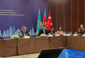   Les ministres des AE azerbaïdjanais, turc et kazakh signent la déclaration de Bakou  