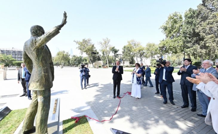 Le président Aliyev et son épouse participent à l`inauguration d`une statue du chanteur Muslum Magomaïev à Bakou 